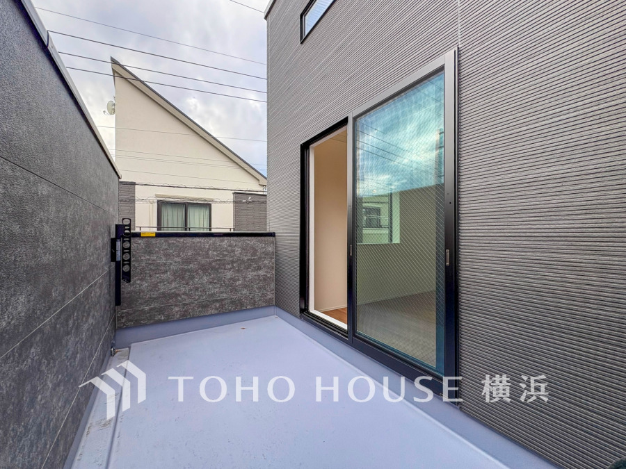 プライバシーに配慮したゆとりあるバルコニー。室内との繋がりも良く、快適な外部空間を実現しています。