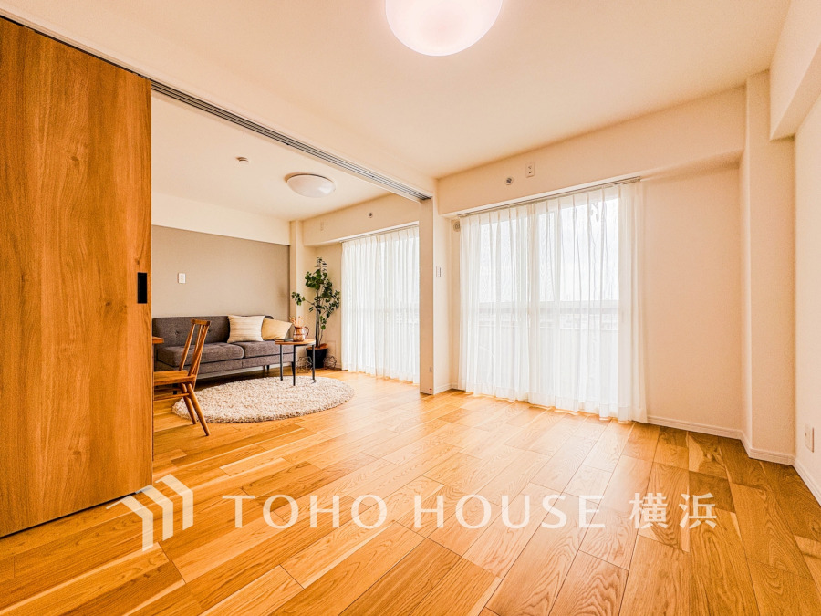 ナチュラルな木目床と大きな窓から光が差し込む、明るく開放的なリビング空間です。家具配置も自在です。