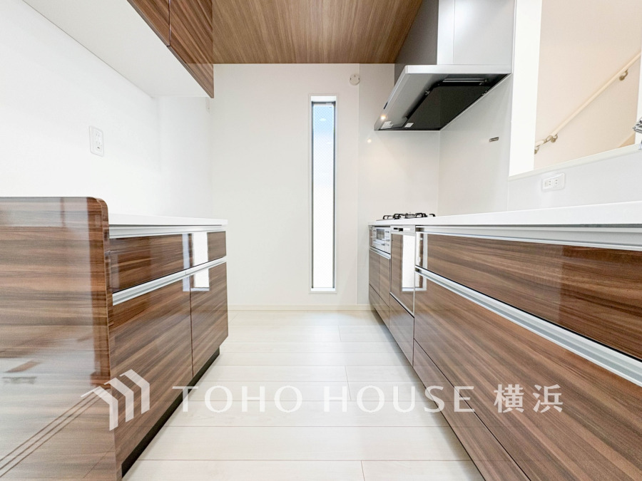 誰もが使いやすいデザインにこだわったキッチン。プライベートスペースを彩るインテリアとしての美と、快適な日常を支える機能性と強さがひとつになったキッチンです。