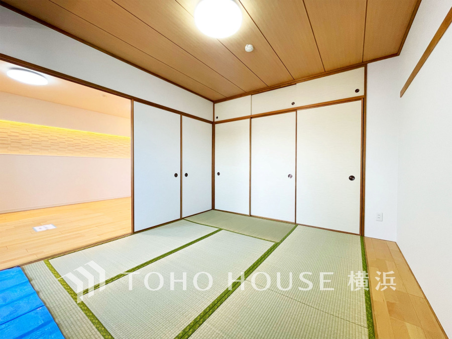 十分な収納力のある押入れを設置した7.8帖の和室。横になって寛げる温かみのある空間です。
