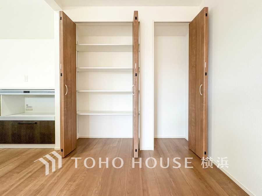 キッチン横にはパントリー付き。お買い物のストック分やその他の収納など、大容量の収納スペースとなっております。