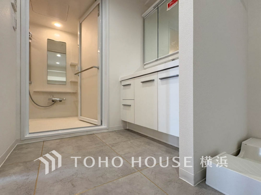 脱衣スペースを含む空間はゆとりの広さを設け、また洗面化粧台の鏡の後ろに収納スペースを設ける事により、散らかりやすい洗面スペースをスッキリ保てます。