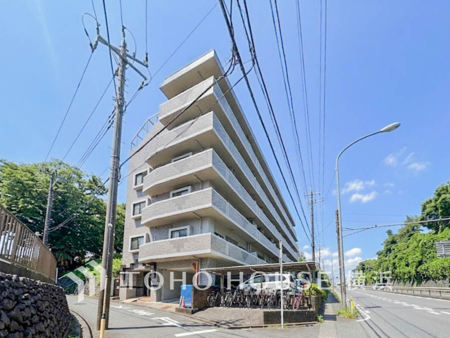 爽やかな青空の下に贅沢なほどに降り注ぐ陽光、豊かな居住性と、クオリティが見事に調和した住空間は、住まうことの喜びを感じさせてくれます。