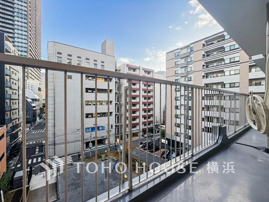 暮らしの中で光と風を演出してくれるバルコニー、見事なまでの開放的な空間を演出しながら、プライベート性も確保された空間は我が家の自慢。