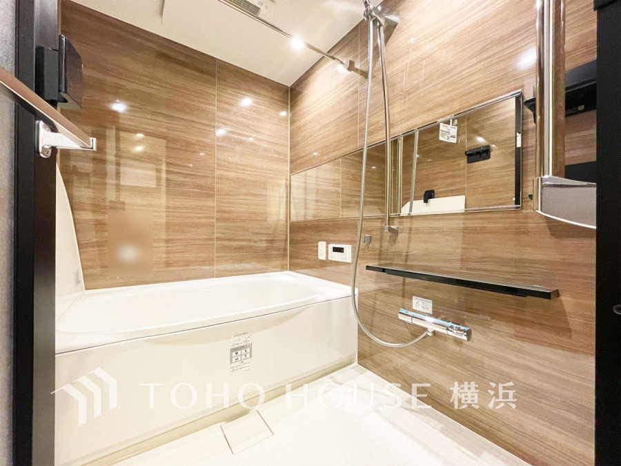 上質が感じられる質感とカラーリングで、清潔な空間美を実現。一日の疲れが癒される優雅なバスタイムを堪能できるゆとりあるバスルームです。