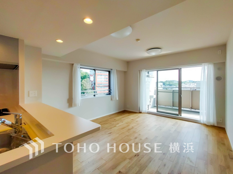 豊かな光が床材を照らしだすひと時、この場所には落ち着きと上質な空気感が流れます。ご家族やお友達との時間など、多くの時を刻む空間。何気なく過ぎる時でさえも上質なひと時となる快適な空間を目指して。