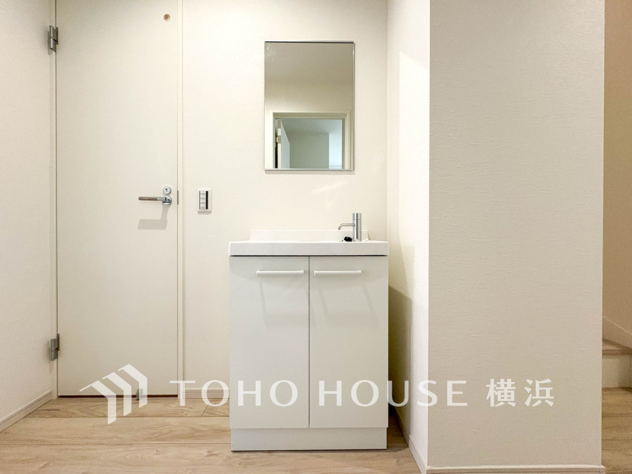 玄関ホールにセカンド洗面台を設置。帰宅後の手洗いなどに便利です。