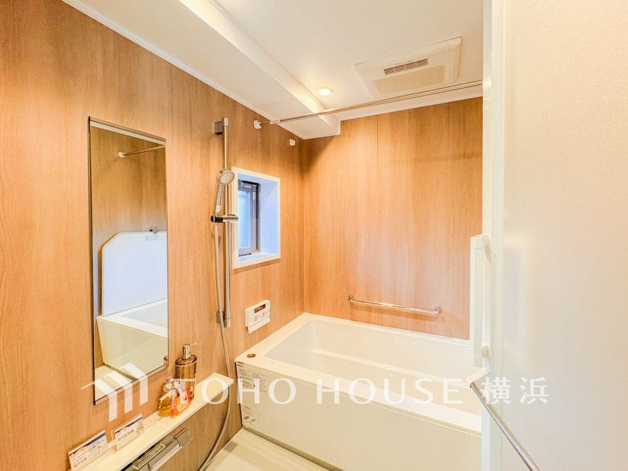 快適な使い心地とゆとりある空間が1日の疲れを解きほぐすバスルーム。空間も浴槽もゆったりのびのび使えるゆとり設計。広く感じるゆとり設計で快適なリラックスタイムを過ごせます。