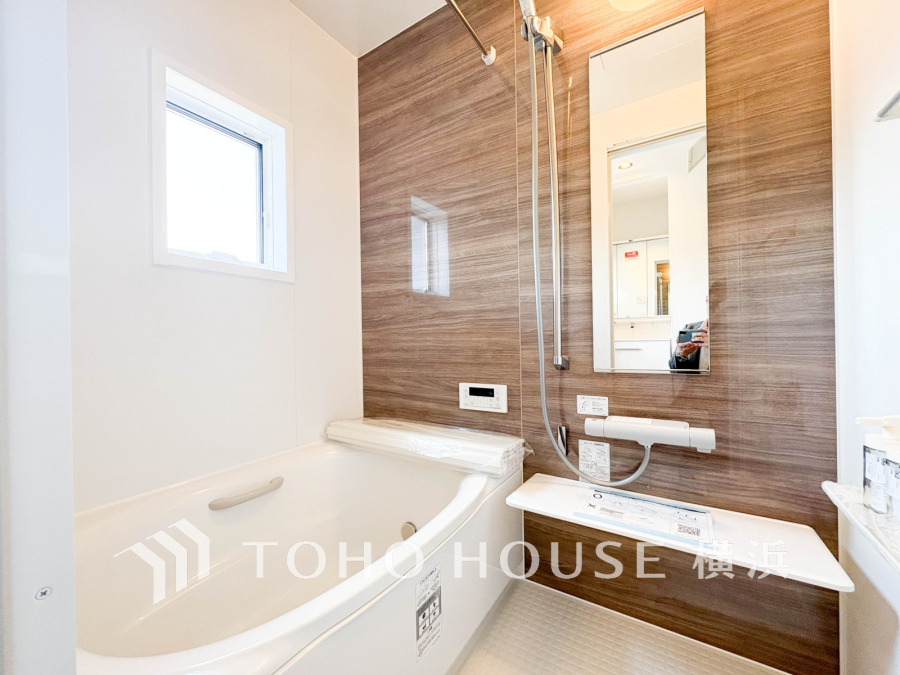 快適な使い心地とゆとりある空間が1日の疲れを解きほぐすバスルーム。空間も浴槽もゆったりのびのび使えるゆとり設計。広く感じるゆとり設計で快適なリラックスタイムを過ごせます。