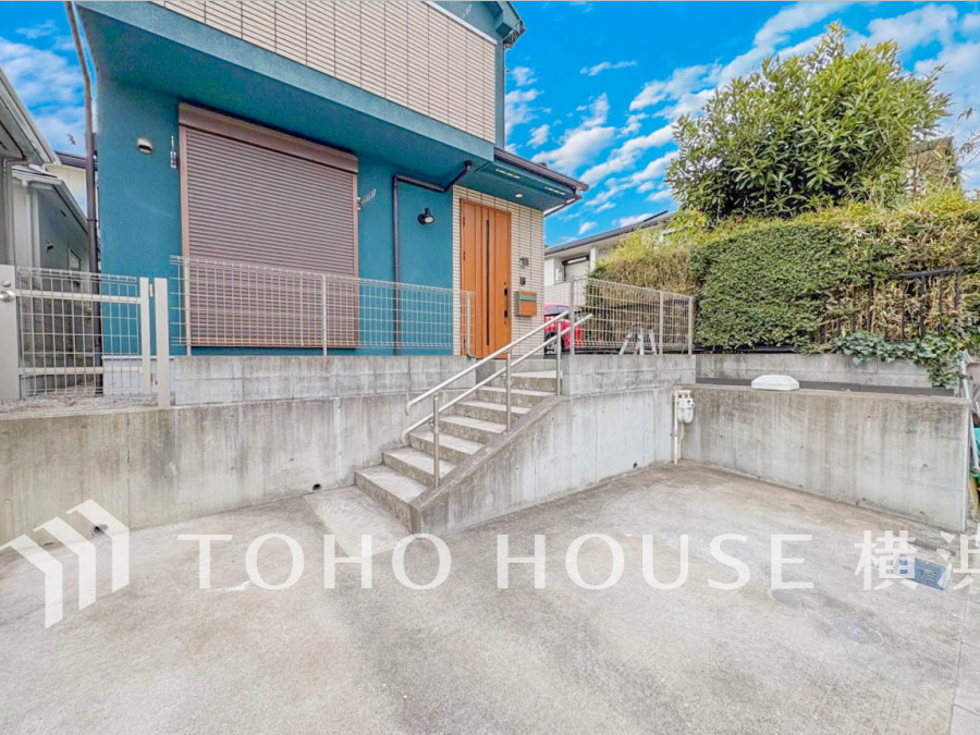 ゆとりある駐車スペースには2台駐車可能です（車種によります）。