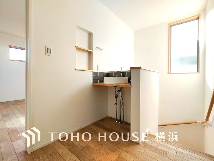 1階パウダースペースの他にも、2階廊下に洗面台を設置。生活動線が考慮されたお洒落で拘りのスタイル。ちょっとした手洗いなどの際、階下へ降りなくてもいいのが嬉しい♪