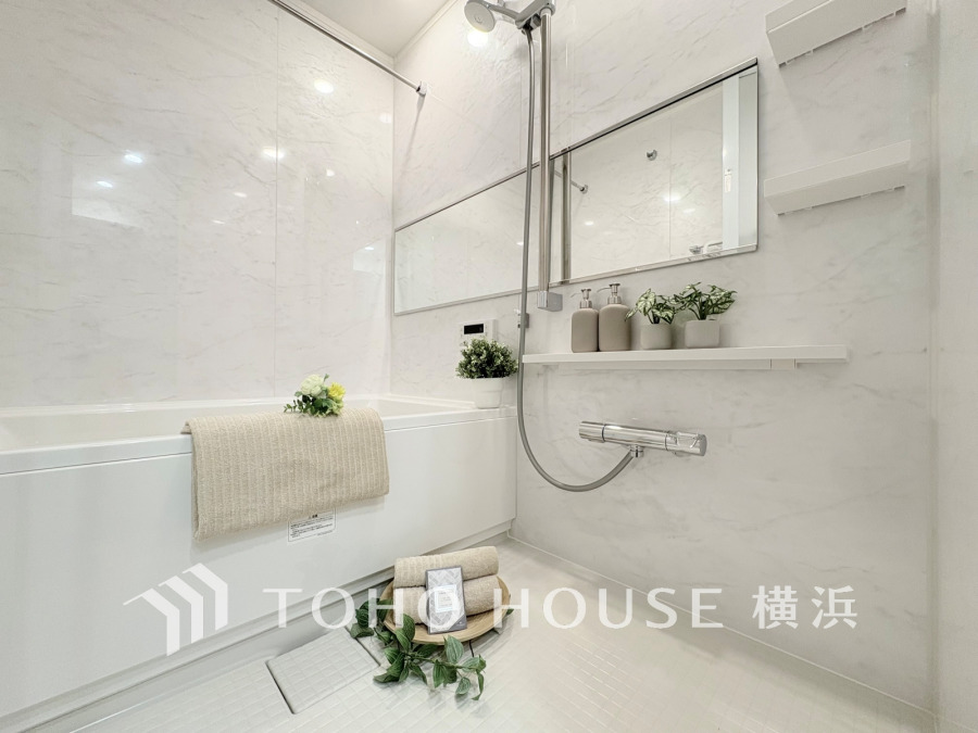 快適な使い心地とゆとりある空間が1日の疲れを解きほぐすバスルーム。空間も浴槽もゆったりのびのび使えるゆとり設計。広く感じるゆとり設計で快適なリラックスタイムを過ごせます。