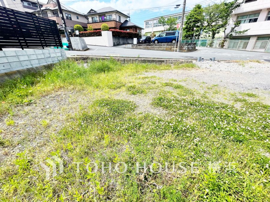 小学校に隣接した閑静な住宅街につき落ち着いた住環境です