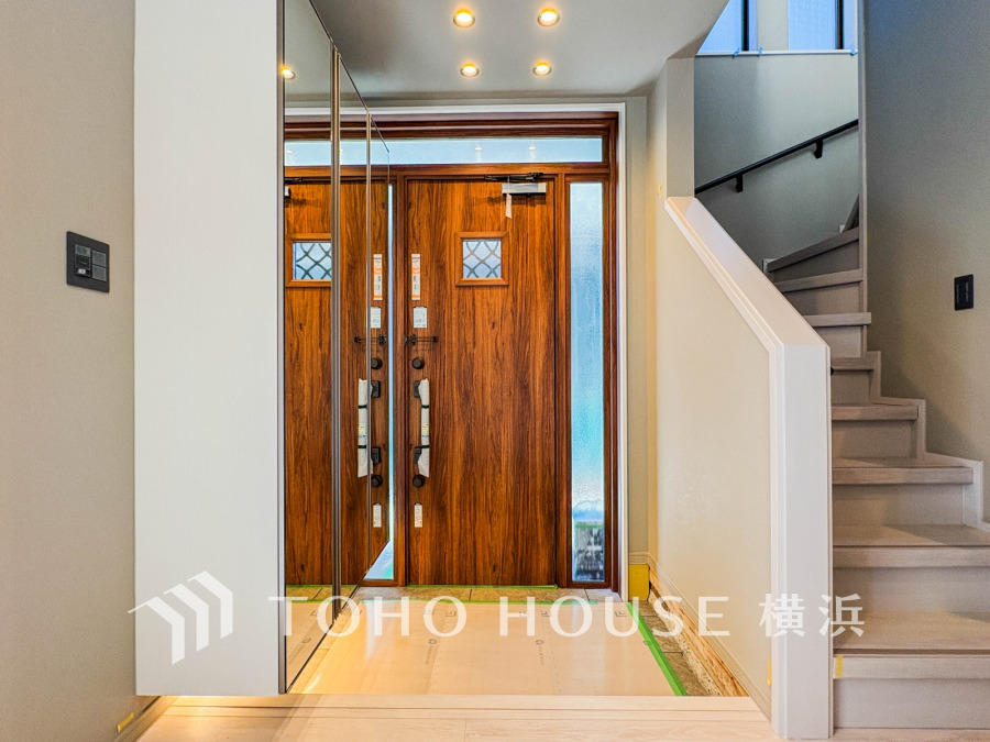 上質感漂う玄関と廊下。居住者の帰り、訪れる方を優しく迎える・安らぎに満ちた生活空間を予感させる。健やかな暮らしを楽しめることでしょう。