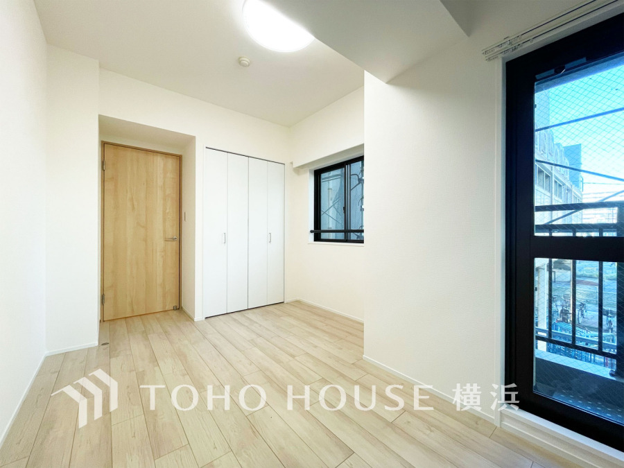 晴天の輝きと共に差し込む暖かな陽射しを愉しむことのできる空間。時には雨音が刻むリズムとハーモニーに耳を澄まし、煌く星空を眺める、そんな日常がここにあります。