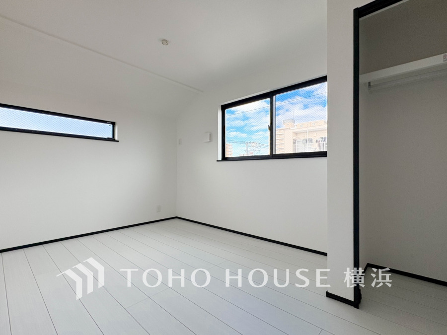 2面採光の居室は快適な光を取り入れ、心地よい風を取り入れます♪収納スペースもあり、生活しやすい居住スペースです。