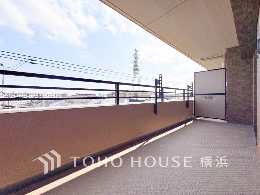 たっぷりと出幅をとったゆとりあるバルコニー空間は、開放的でありながらプライベート性も確保しています。
