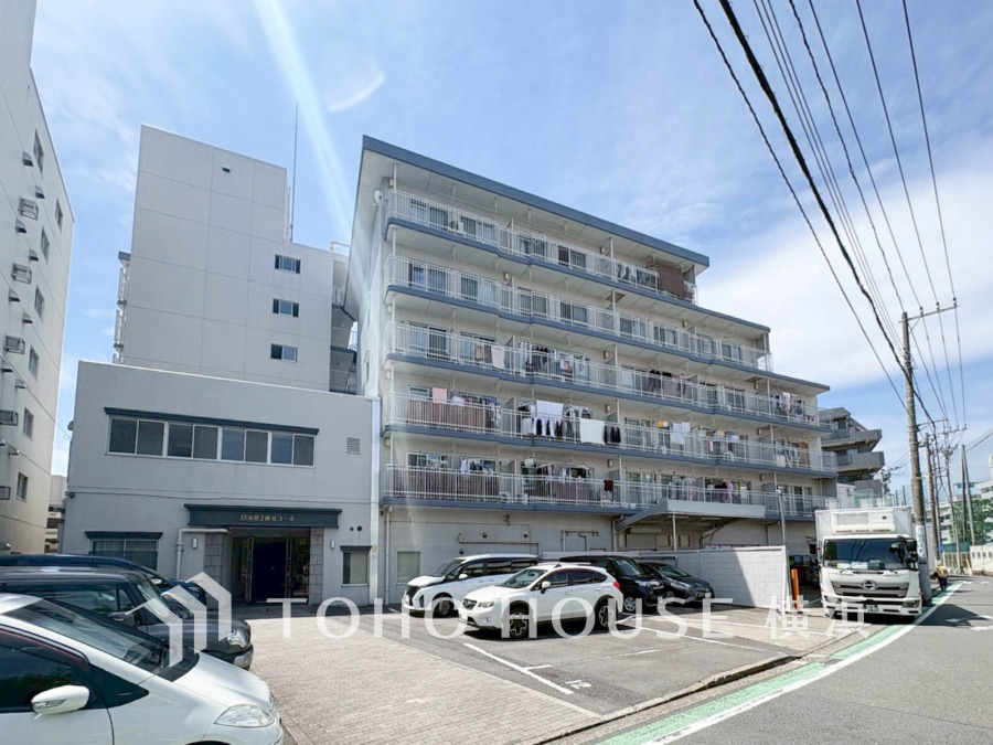 時代の流れに惑わされないシックなカラートーンで街並みに溶け込む外観は、主張し過ぎず、また平凡になり過ぎず絶妙なコントラストで輝きを放ちます。