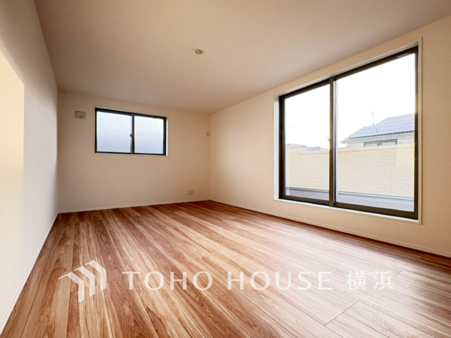 大きな窓からたっぷりの光が差し込む明るい居室。お子様の成長に合わせて間仕切りを設けたり、家族の趣味の空間としても活用できます。
