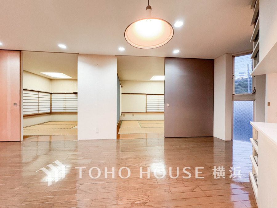 家族みんなが爽やかに健やかに過ごせるように、溢れる光をたっぷり取り込んだリビングダイニング。集いの場、憩いの場としての快適性を求めたやすらぎの空間です。