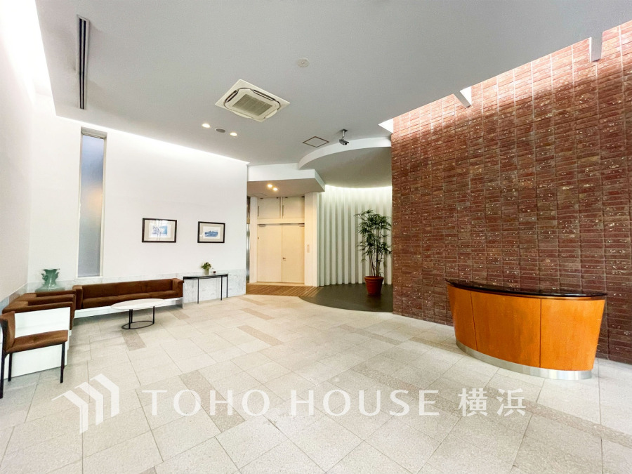 高級感あふれる広々としたロビー。ゆったり寛げるソファと自然光が心地よい空間を演出しています。