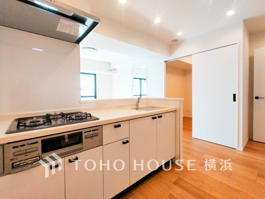 清潔感溢れるシステムキッチンはリビングが見渡せるスタイリッシュな対面式です。
