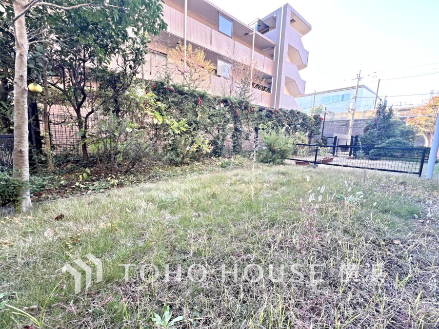 緑豊かな専用庭付きのお住まい。陽当たり良好な南庭でガーデニングなども愉しめます。