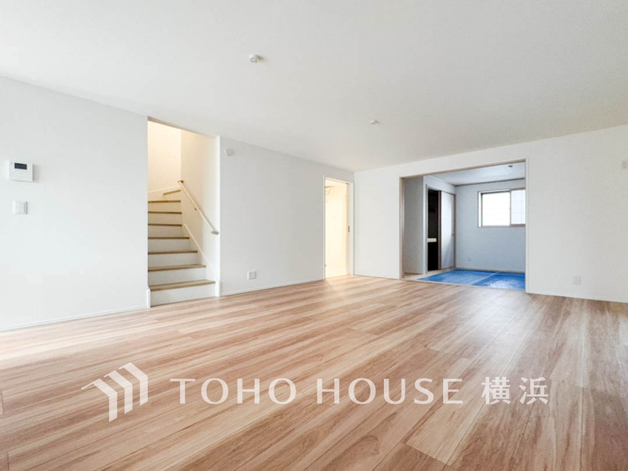 陽光が降り注ぐ広々としたリビングは、家族の笑顔と会話が自然と生まれる空間です。木のぬくもりを感じるフローリングで、お子様も安心して遊べます。