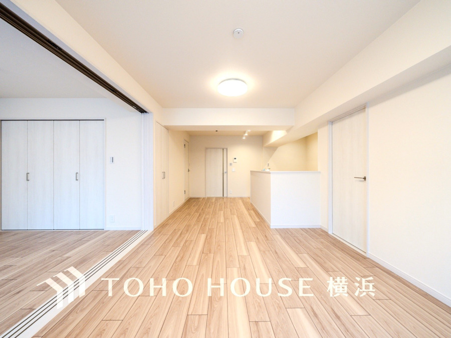 光と風が溢れる開放的なLDKには、自然と家族みんなが集まってきます。明るく穏やかな空気が流れるこの場所は、豊かな寛ぎと笑顔の団欒をいつも優しく守ってくれることでしょう。