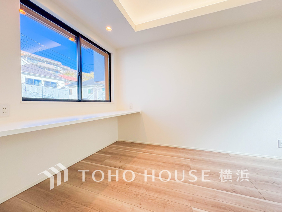 リビングの一角にはカウンターを設置。作業・勉強スペースとして、飾り棚としてなど、多目的に使えます。