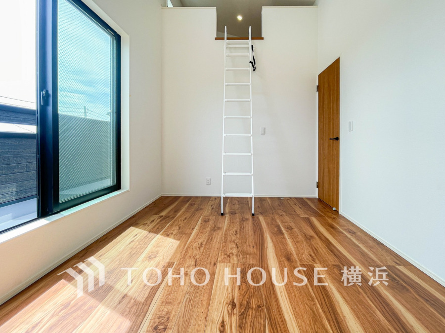 大きな窓からは快適な光を取り入れ、通気性能を上げる事で居心地の良い空間を演出します。多くの時間を過ごす住まいだからこそ、いつも快適な場所であるように心掛けています。