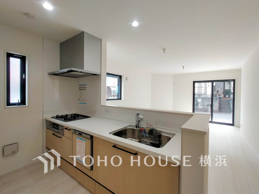 開放的な対面キッチンは、リビングで寛ぐご家族と会話をしながらお料理が出来ます。