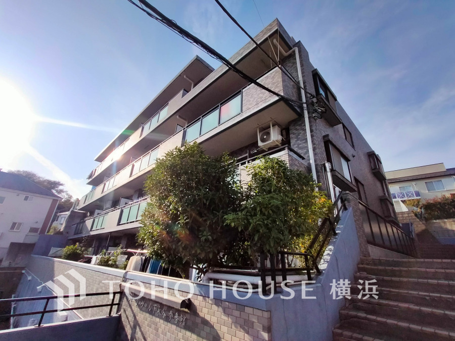 ふりそそぐ陽射しと開放的な空間形成。青空を背景に更なる美しさを醸す佇まい。暖かな陽光と爽やかな風がハーモニーを奏でる上質な空間を愉しむ暮らしがここにある。