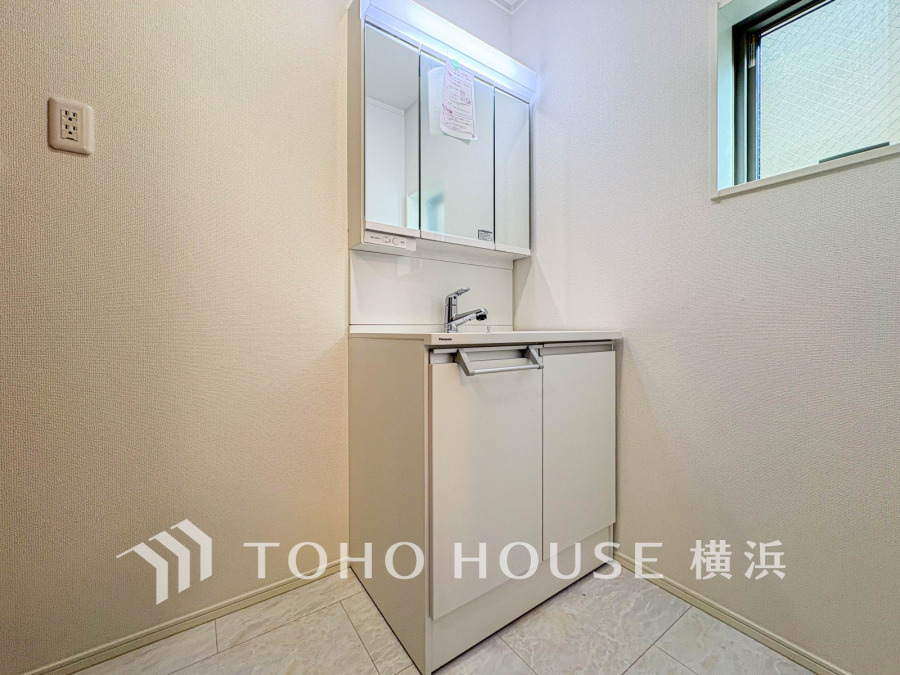 使いやすい機能が備えられた清潔感溢れる洗面空間。収納も充実しています。
