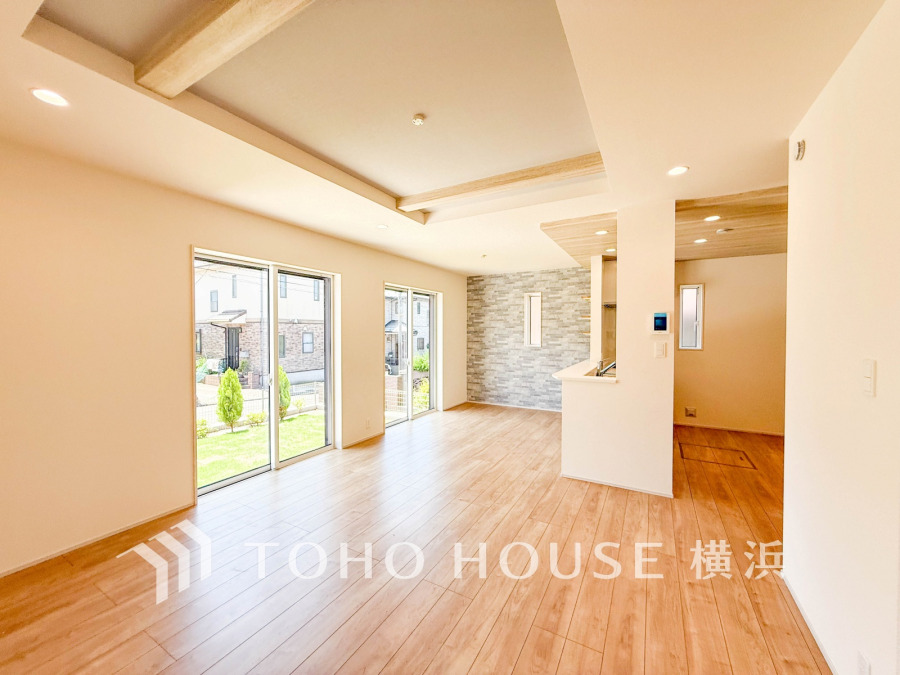 明るく開放的な空間が広がるLDK。室内には豊かな陽光が注ぎ込み、爽やかな住空間を演出。
