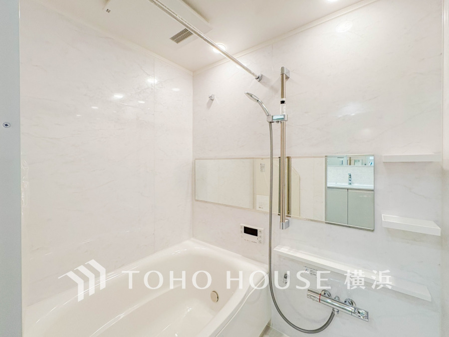 心地よいリラックスを叶える清潔感溢れる美しい空間。快適で機能的なバスルームです。