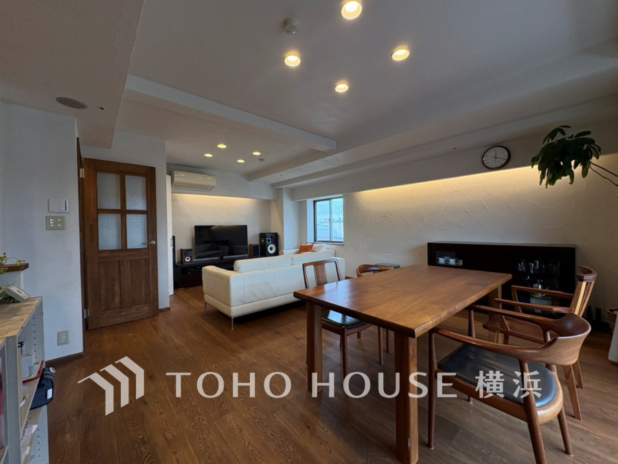 ここにはみんなが集い、食事と楽しい会話が始まる。話に夢中になりすぎて、ついつい時を忘れてしまう。そんな束の間の幸せを感じさせてくれる場所。