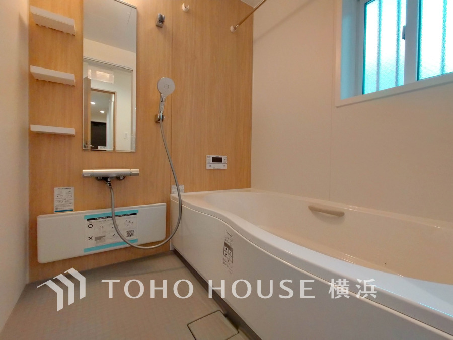 上質が感じられる質感とカラーリングで、清潔な空間美を実現。一日の疲れが癒される優雅なバスタイムを堪能できるゆとりあるバスルームです。