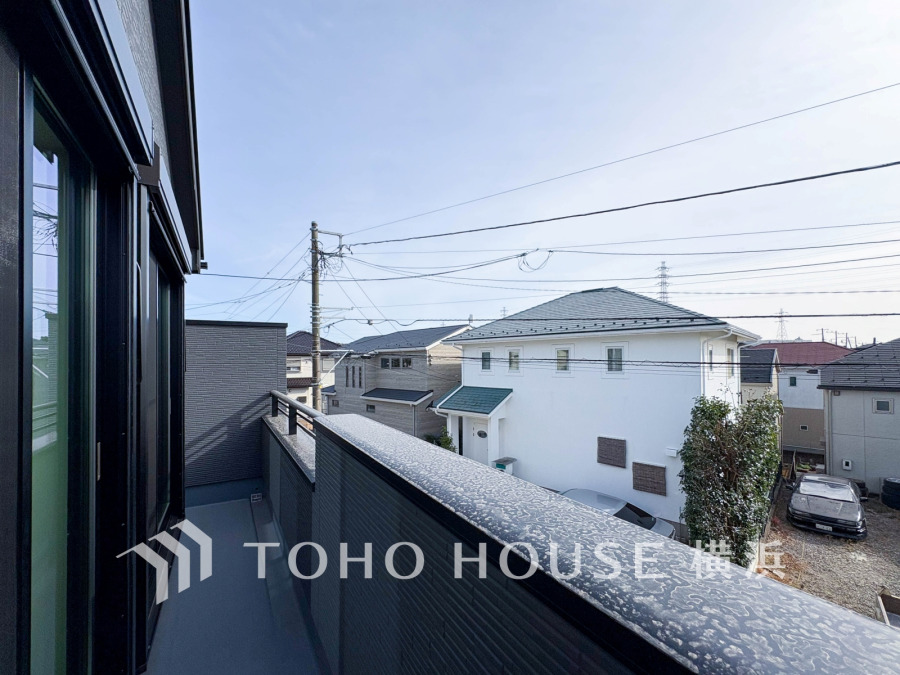 ずっと太陽を感じる事ができるのは、遮るものが視界に無いから。彼方に広がる風景が絵画のように広がります。