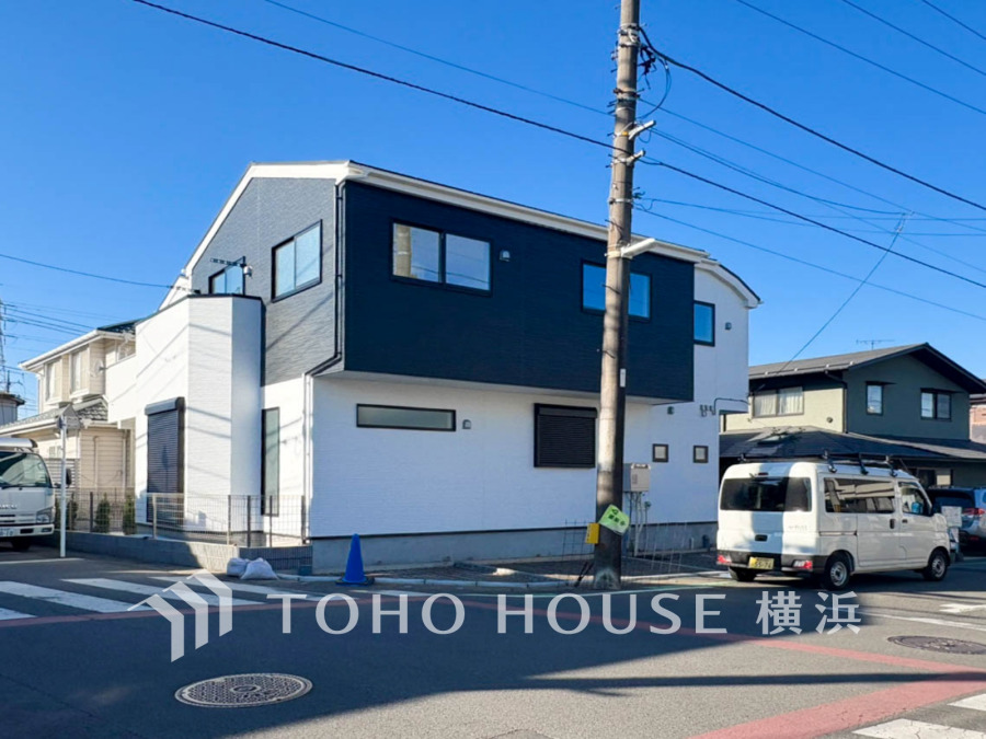 堂々たる趣ながら、主張し過ぎずどこか余裕を感じさせるシャープなフォルムで佇む邸宅は、晴天の空と照らし合わせる事で、本来あるべき完成形の姿を見せてくれます。 