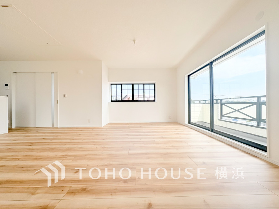 大きな窓からたっぷりと光が入る明るいLDK。落ち着いた雰囲気に包まれた空間です。
