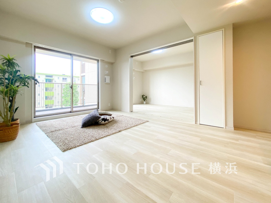 豊かな光が床材を照らしだすひと時、この場所には落ち着きと上質な空気感が流れます。ご家族やお友達との時間など、多くの時を刻む空間。何気なく過ぎる時でさえも上質なひと時となる快適な空間を目指して。