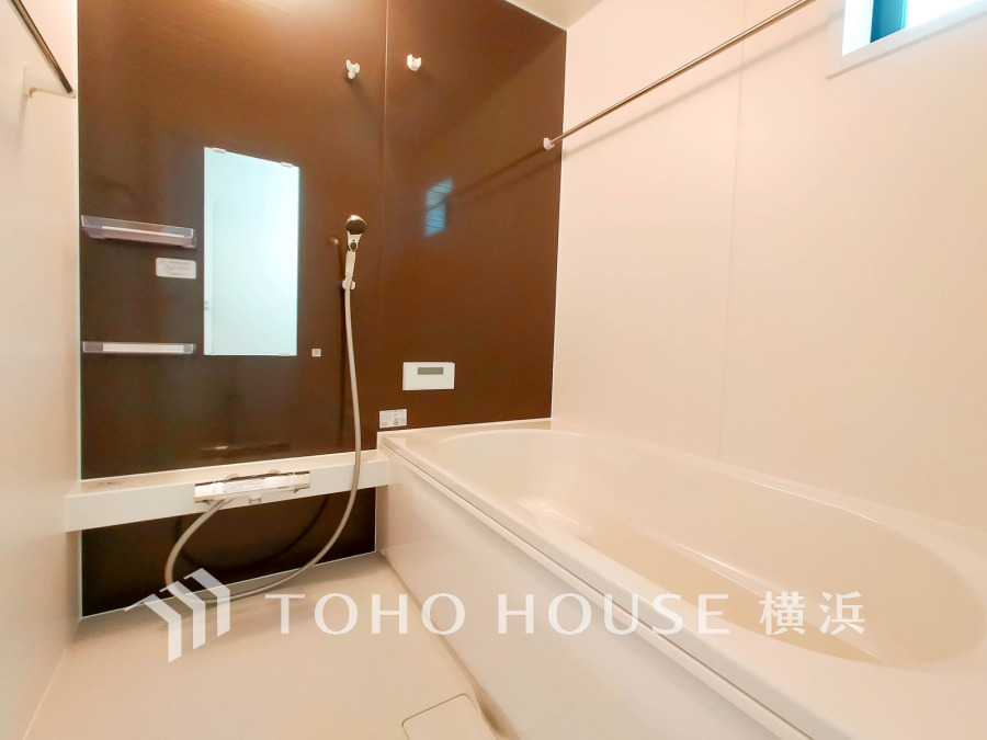 心地よいリラックスを叶える清潔感溢れる美しい空間。快適で機能的なバスルームです。
