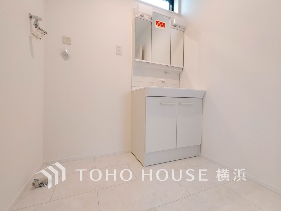 使いやすい機能が備えられた清潔感溢れる洗面空間。収納も充実しています。
