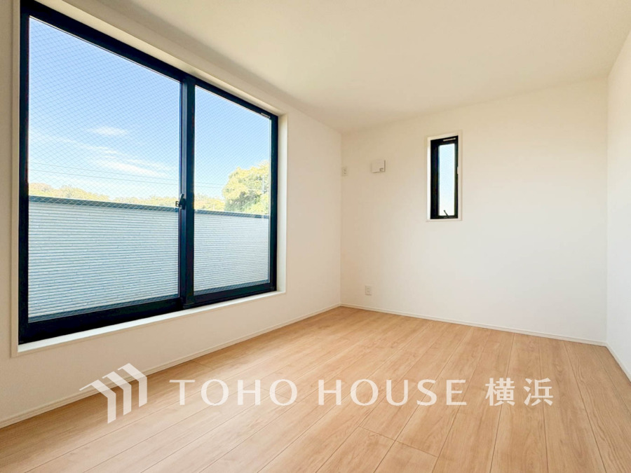 大きな窓からたっぷりと陽光が注がれる明るい空間。家族の成長に対応できる永住仕様の間取り。一日の疲れをいやしてくれる主寝室。時を忘れて過ごす場所として過ごせるお部屋。