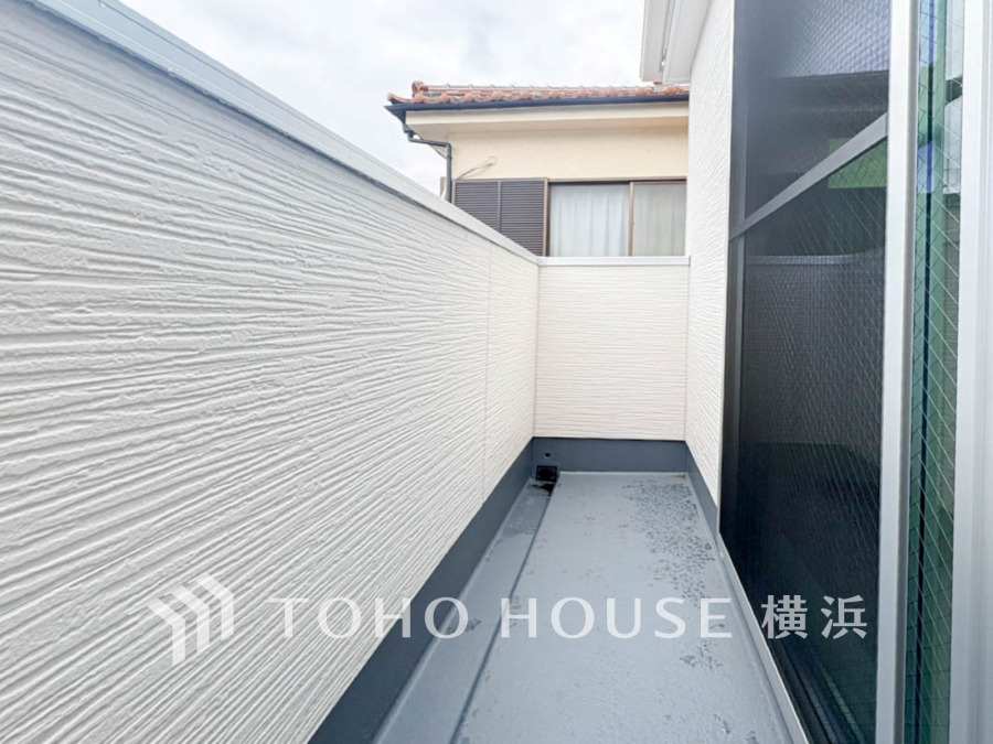 暮らしの中で光と風を演出してくれるバルコニー、見事なまでの開放的な空間を演出しながら、プライベート性も確保された空間は我が家の自慢です。