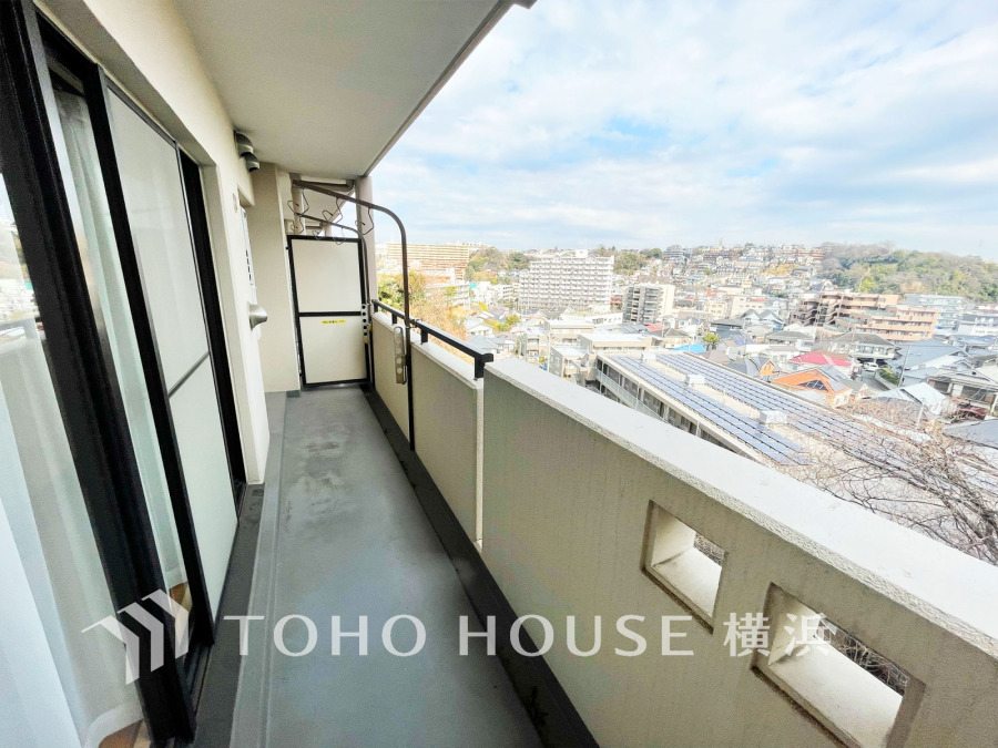 手を伸ばせば、ふれることが出来そうな環境が、そのままインテリアになったような印象です。その豊かな眺望にふさわしい空間には、通風・採光にも優れ、心地よい光と風があふれています。