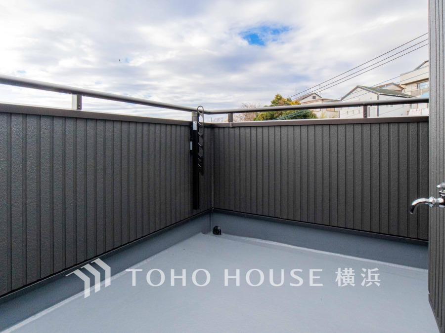 空が広がる屋上テラス、プライベート性の高い空間を楽しむと同時に朝焼けや星空を見ることで癒しを得ることが出来ます。