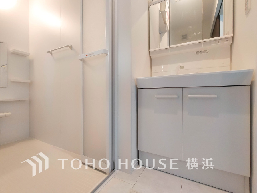 一日の始まりと終わりを心地よく演出し、多彩な機能が備えられたパウダールーム。心地よいリフレッシュ空間。清潔感ある洗面台は、身だしなみチェックや肌のお手入れに。