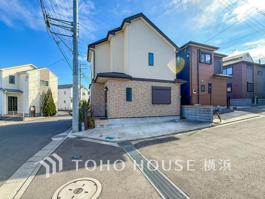 ゆったりとした駐車スペースを確保いたしましたので、大きめのお車でも駐車可能です。自転車やバイクなど、ゆとりのある敷地で置き場所に困ることはないでしょう。